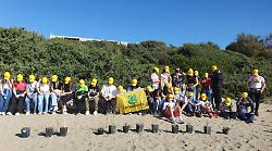 Trentacinque studenti ripuliscono la Green Beach e piantano il futuro sulle dune
