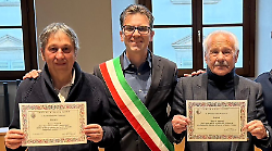 Il borgo saluta due storiche attività: chiudono il negozio d'abbigliamento e l'edicola in piazza