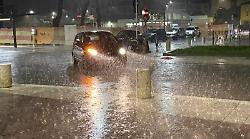 Bloccata nell'acqua alta un'auto con tre persone a bordo