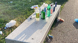 Movida notturna tra vandalismo e rifiuti: l’appello del Comune ai giovani