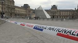 Colpo al Louvre, le lacrime in tribunale della donna di 38 anni accusata di complicità. Lo scandalo della password