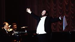 Pavarotti 90: stasera 5 novembre Canale 5 celebra il Maestro all’Arena di Verona, una notte di stelle e di emozione
