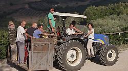 Il regista racconta il borgo in un film. E tutti gli abitanti viaggiano in pullman per la "prima" nazionale