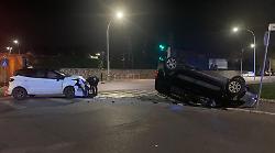 Schianto all'incrocio tra due auto, una si ribalta: ferite due donne