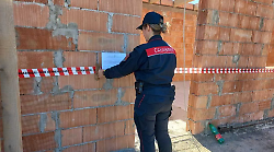 Capanna trasformata in alloggio, 3 persone denunciate e cantiere edile sequestrato