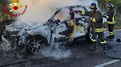 Auto in fiamme sulla strada per Scansano