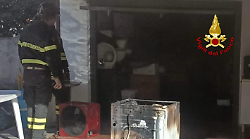 La lavatrice prende fuoco, scoppia un incendio in un seminterrato: donna intossicata dal fumo
