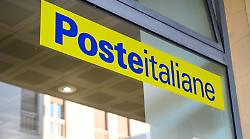 L'ufficio postale chiude due mesi per lavori, servizio navetta per gli anziani 