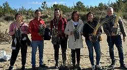 La duna diventa un'aula a cielo aperto: gli studenti piantano nuove specie vegetali