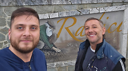 Colore, radici e comunità: l’arte di Dario Vella racconta Monterotondo Marittimo