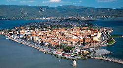 Un'auto sfreccia ad alta velocità nel centro storico di Orbetello, fermato il conducente