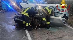 Schianto frontale tra un'auto e il furgone di una squadra di atlete: gravissimo un uomo di 75 anni, ferite sei ragazze