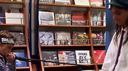 Lucio Corsi e un giovane fan: un duetto improvvisato alla Discoteca Laziale