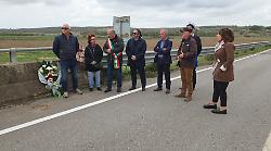 Sul ponte dell'Albegna per ricordare Antonella, Maurizio e Paolo: "Dopo 13 anni aspettiamo giustizia"