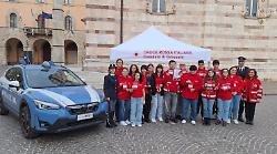 I ragazzi della Croce Rossa scendono in piazza per ricordare le vittime della strada
