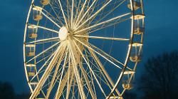 La magia del Natale da 30 metri d'altezza: in città arriva la grande ruota panoramica luminosa