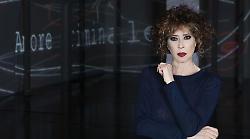 Amore Criminale stasera 16 dicembre chiude la stagione con una storia che lascia senza fiato: il femminicidio di Elisa Bravi