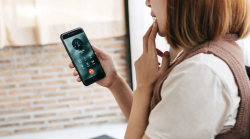 Telemarketing selvaggio, scatta il filtro alle chiamate moleste: come funziona, cosa cambia per gli utenti, le sanzioni per i call center