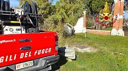 Perde il controllo dell’auto e finisce fuori strada