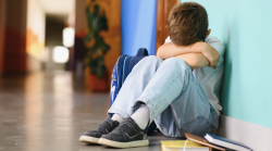 Bullismo con il coltello alla scuola media, sindacati a difesa degli insegnanti: "Non colpevolizziamoli"