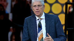 Fuori dal Coro stasera 23 novembre su Rete 4: cloni, cibo artificiale, baby gang e il caso choc del gioielliere 94enne