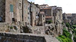 Pitigliano si mobilita per la Giornata contro la violenza sulle donne: scuola, comunità e simboli di speranza