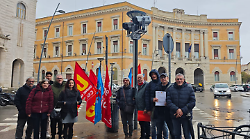 Gli ispettori del lavoro scendono in piazza e incontrano il prefetto