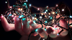 La comunità finanzia le luminarie con una cena solidale