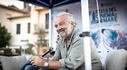 Capodanno a teatro con i "Maledetti amici" Veronesi e Haber: brindisi di mezzanotte sul palco