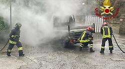 Autofurgone in fiamme in via Piemonte: paura per i residenti