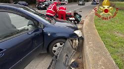Schianto all'incrocio sull'Aurelia, due feriti e traffico bloccato