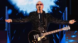 Umberto Tozzi, stasera 4 dicembre il grande concerto su Canale : L’Ultima Notte Rosa – La Grande Festa