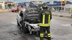 In fiamme auto a Gpl, sosta d'emergenza in un distributore di benzina