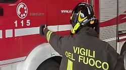 Perde il controllo dell'auto, si ribalta fuori strada e rimane incastrato nell'abitacolo: 97enne ferito