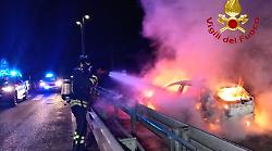 Schianto all'alba, prende fuoco un'auto con quattro ragazze a bordo