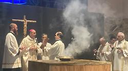 Centinaia di fedeli alla comunità monastica di Siloe per la dedicazione della nuova chiesa 