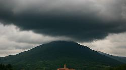 Lo Stau appenninico e la minaccia dal cielo: cosa &egrave; il fenomeno che pu&ograve; trasformare una pioggia normale in un&rsquo;allerta meteo