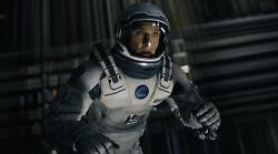 Interstellar, stasera 10 dicembre viaggio epico nello spazio e nel tempo. Trama e cast di un film stellare