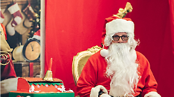 Babbo Natale apre il suo Villaggio con giocolieri, musica, biscotti e tante sorprese