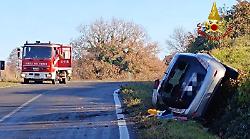 Perde il controllo dell'auto e si ribalta a lato della strada