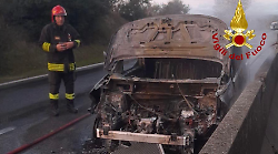 Paura sull'Aurelia, a fuoco un furgone carico di bombole  con gas infiammabile