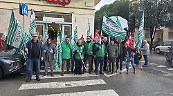 Sciopero e presidio davanti al supermercato di quartiere: in 50 a protestare per la chiusura