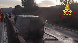 Furgone in fiamme sull'Aurelia, pericolo per le bombole di gas: accesso vietato alla zona