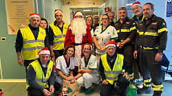 Un carico di regali di Natale per i bambini in Pediatria dai Vigili del fuoco in pensione