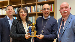 La Nativit&agrave; incontra il mondo del lavoro: il vescovo riceve una statuina speciale