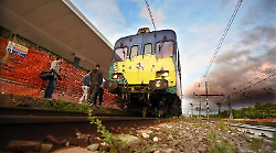 Il treno vecchio sul binario stanco