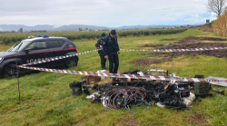Colto in flagrante mentre scarica pneumatici nel bosco: scatta la sospensione della patente