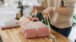 In Maremma una spesa media di 250 euro per i regali di Natale: sotto l'albero vestiti, profumi e giocattoli, boom dell'enogastronomia 