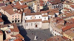 Battle natalizia in centro storico: Babbo Natale sfida il Grinch