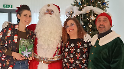 Babbo Natale e i suoi aiutanti regalano gioia e doni agli studenti